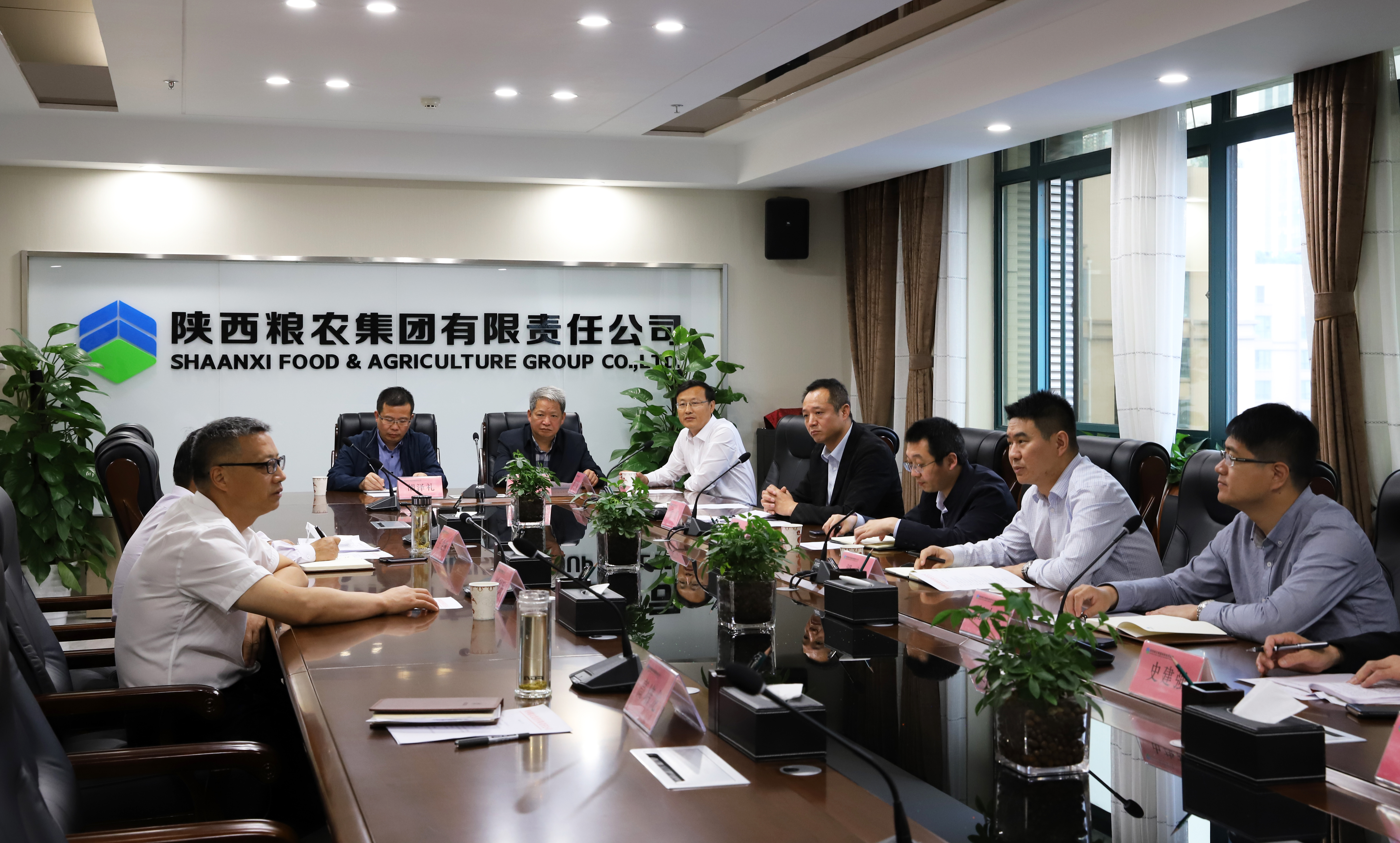 安康市白河縣委常委、常務(wù)副縣長梁鴻來訪糧農(nóng)集團(tuán)