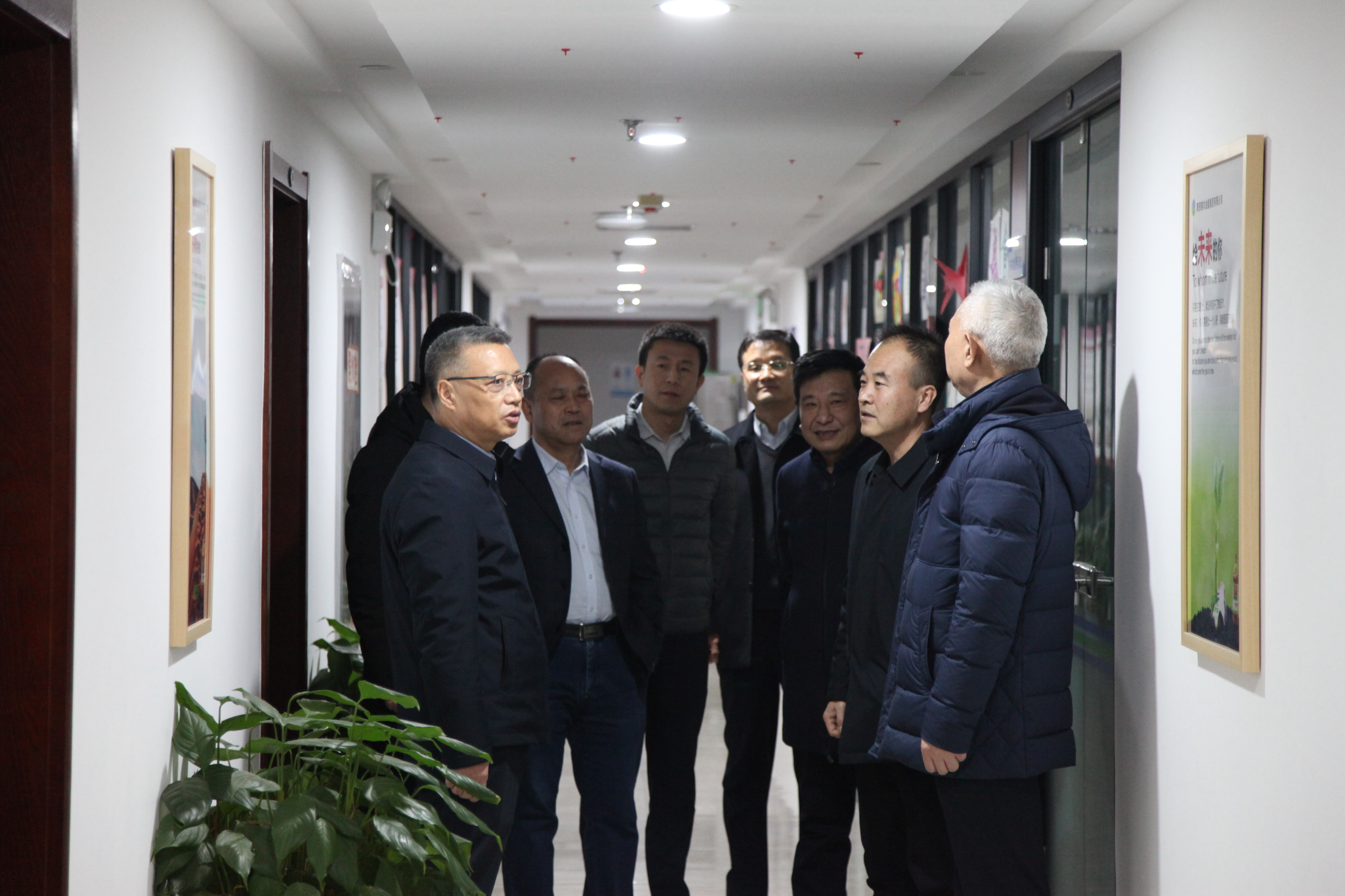 集團領(lǐng)導(dǎo)檢查駐大廈企業(yè)安全工作并看望慰問干部職工