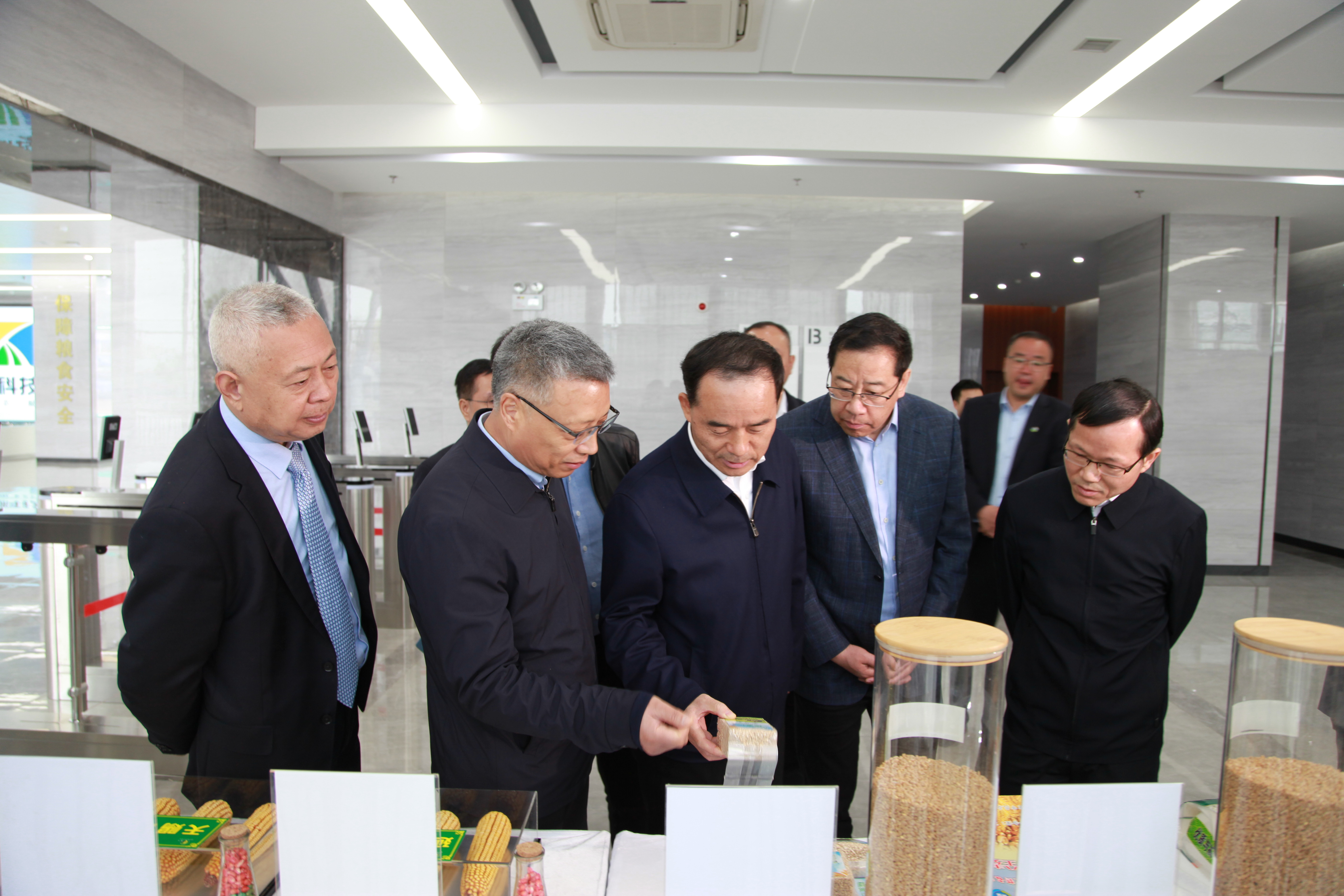 省國資委黨委書記任國、楊凌示范區(qū)黨工委書記黃思光到楊凌科技集團調研指導工作